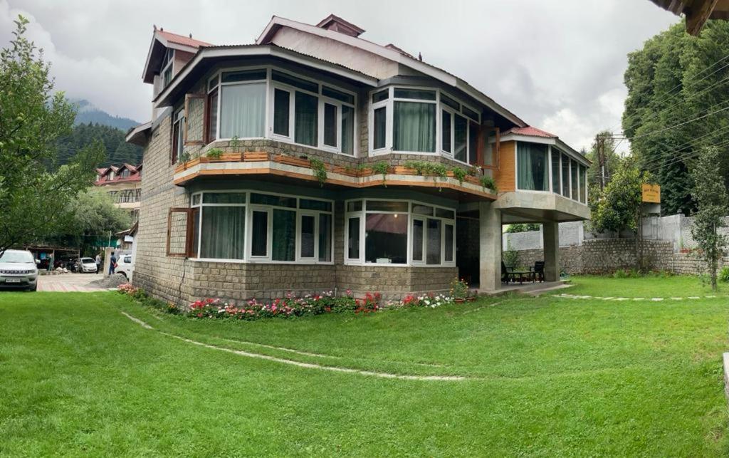 The Red House — Photos 1